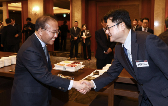 윤재옥(왼쪽) 국민의힘 원내대표와 홍익표 더불어민주당 원내대표가 29일 중구 롯데호텔에서 열린 '2023 중앙포럼'에서 인사하고 있다.연합뉴스